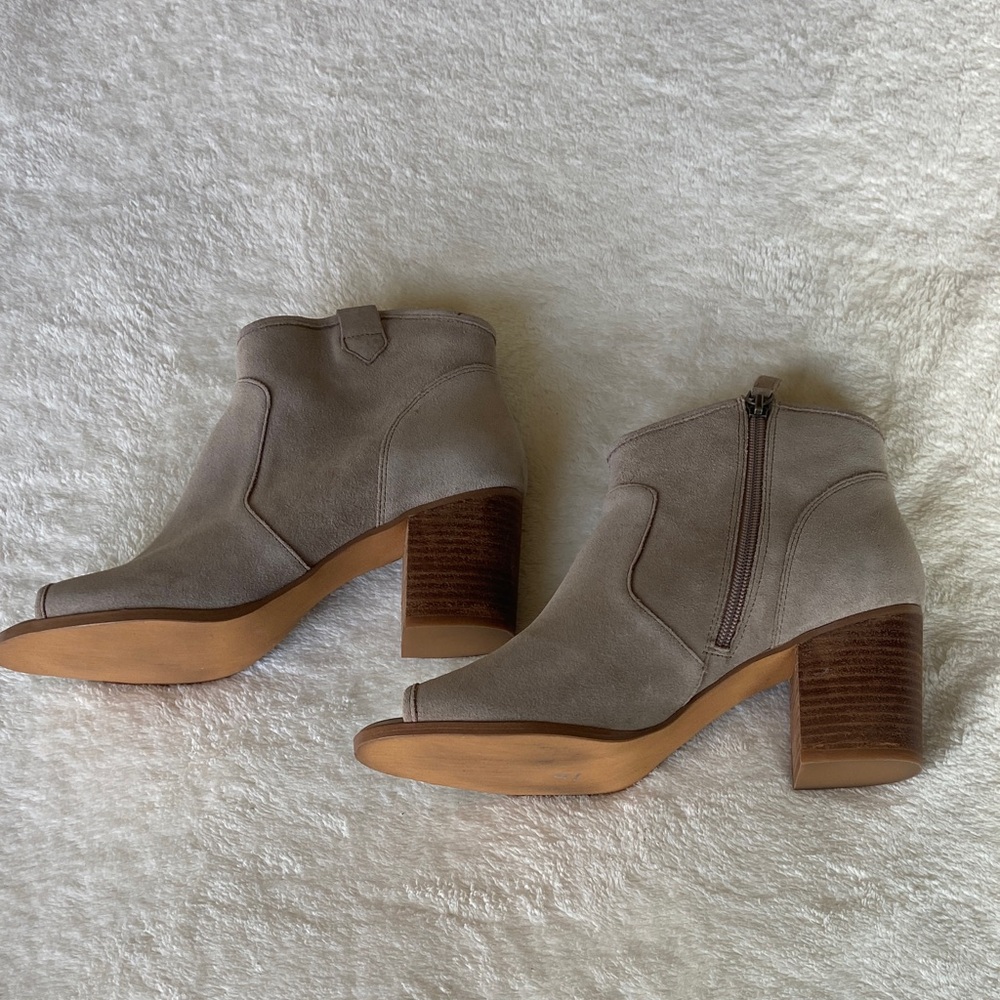 Crown Women's Ankle Boots in Taupe. - Picture 3 of 9